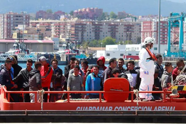 La embarcación de Salvamento Marítimo 'Concepción Arenal' llega al puerto de Algeciras con 109 inmigrantes. 