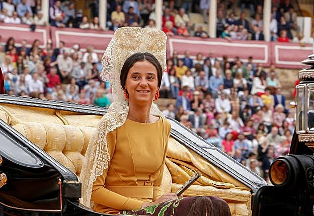 Victoria Federica sonríe al entrar en la plaza en su coche de caballos.. :: efe