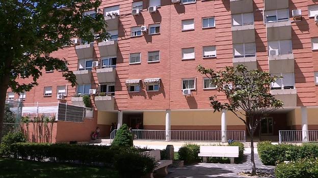 Imagen de la casa donde se produjo el asesinato de una vecina en Parla (Madrid). :: efe
