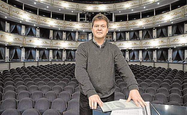 Manuel Hernández Silva, en el Teatro Cervantes, donde dirigirá la OFM hasta 2020.