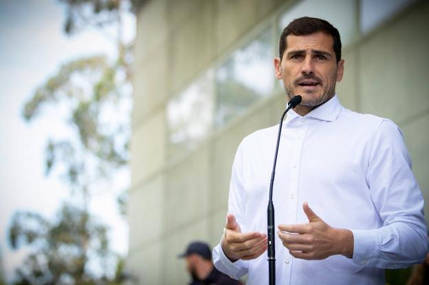 Casillas, ayer, en su comparecencia a las puertas del hospital CUF de Oporto tras el alta. :: RUI FARINHA / EFE