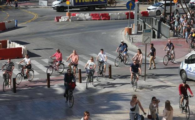 De la Torre anuncia medidas para evitar multar a los grupos de turistas en bici por el Centro