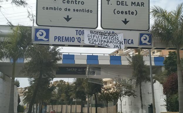 Imagen de una de las pancartas colocadas en Torre del Mar, que fue retirada por el Ayuntamiento.