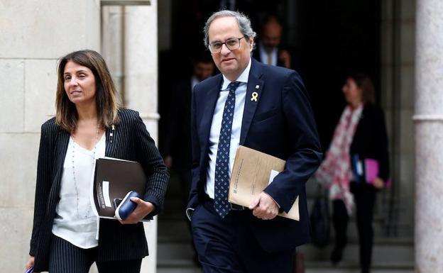 El presidente de la Generalitat, Quim Torra, acompañado por la consellera de Presidencia, Meritxell Budó, antes de la reunión del Gobierno catalán.