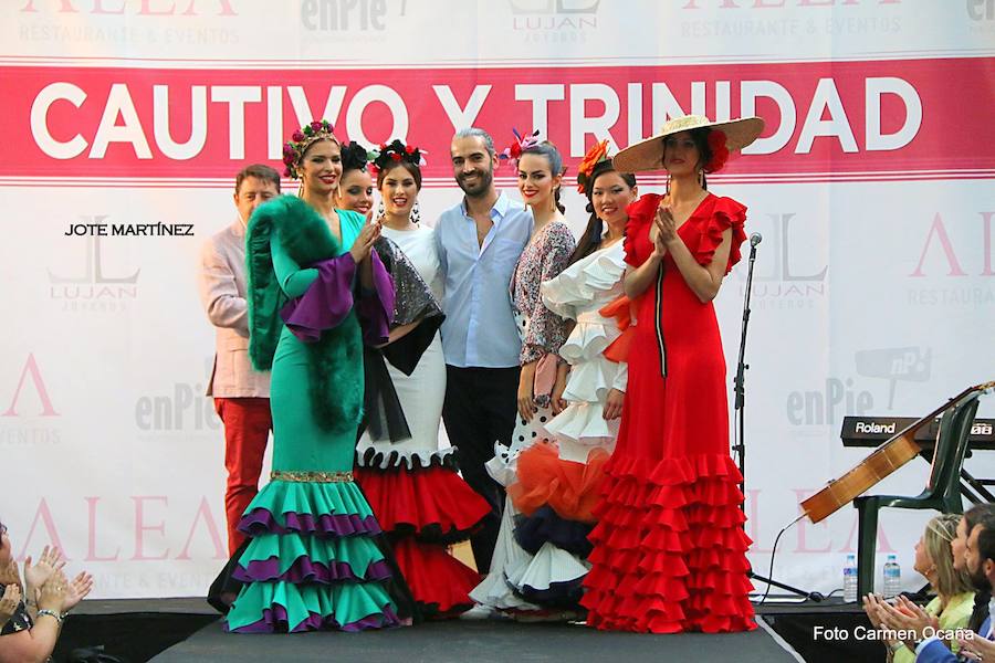 Jote Martínez, rodeado de modelos en uno de sus desfiles.
