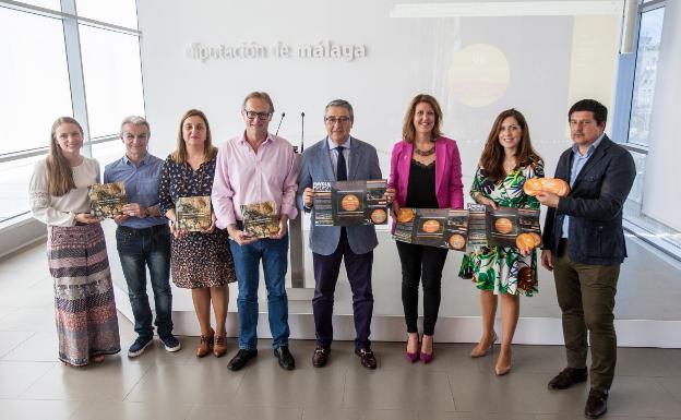 Salado (en el centro), junto a representantes de Campillos, Ardales, Álora;la delegada de Cultura, Casero y los diputados Bravo y Oblaré. 