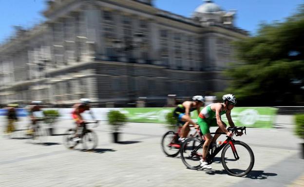 Imagen de una competición de triatlón en Madrid. 