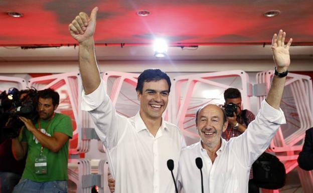 Pedro Sánchez y Alfredo Pérez Rubalcaba, el día de la sucesión en la secretaría general del PSOE.