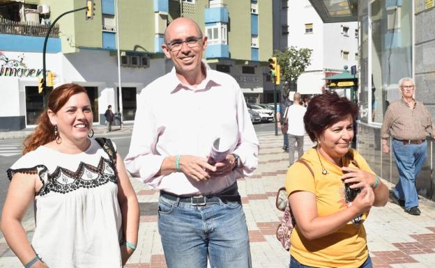 La candidatura de Adelante recorrió ayer la zona de Carretera de Cádiz. 