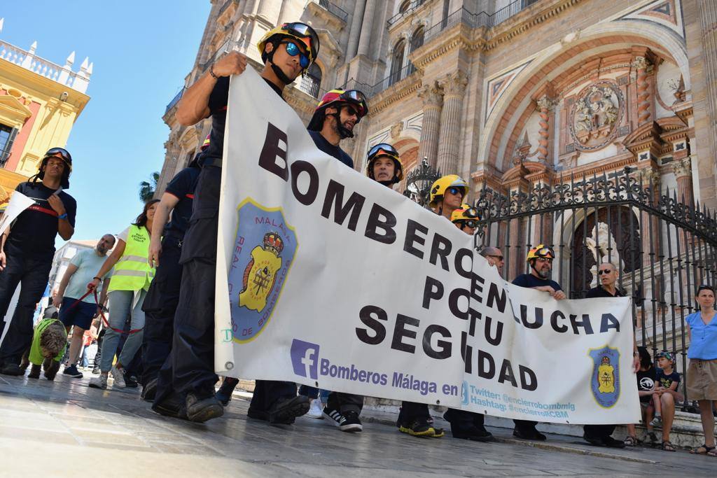 La manifestación de los bomberos colapsa el Centro de Málaga a dos semanas de las elecciones municipales