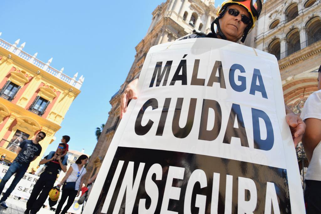 La manifestación de los bomberos colapsa el Centro de Málaga a dos semanas de las elecciones municipales
