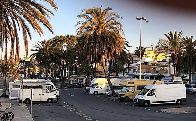 Autocaravanas estacionadas en la plaza de Las Acacias.