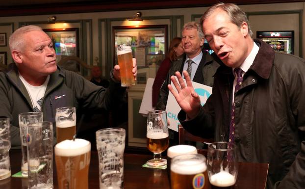 Farage rechaza la invitación de un ciudadano durante un acto de campaña en un pub de Sunderland.