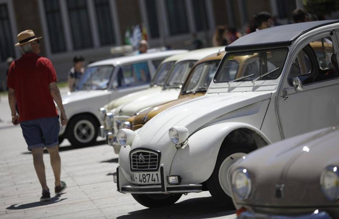 Una veintena de coches antiguos participan en la IV Caravana Solidaria que organiza el Museo Automovilístico con fines benéficos