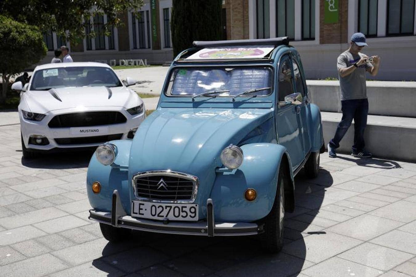 Una veintena de coches antiguos participan en la IV Caravana Solidaria que organiza el Museo Automovilístico con fines benéficos
