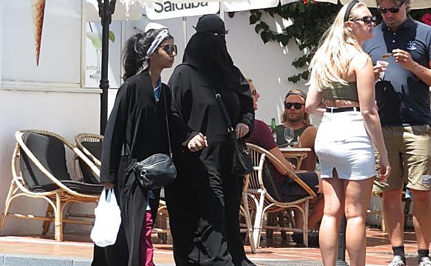 Turistas de compras en Puerto Banús.
