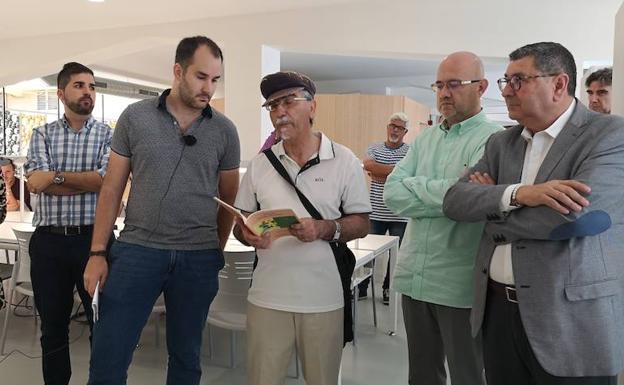 El poeta José Marcelo, ayer en la lectura de los versos de Manuel Alcántara junto al alcalde. 