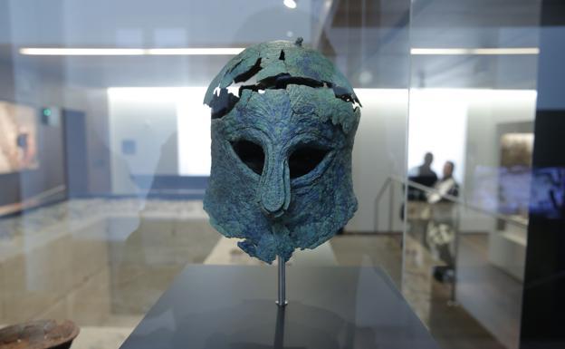 Casco del misterioso guerrero.