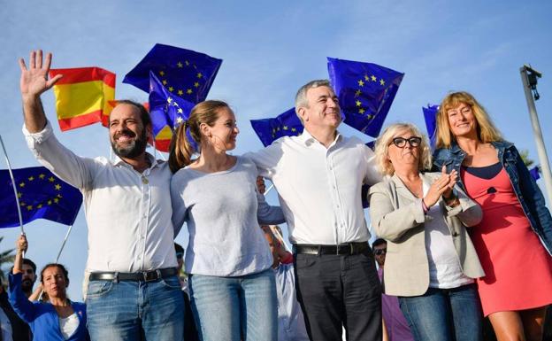 Cassá, Garicano y Rivera, con otros miembros de Ciudadanos, ayer en Huelin.