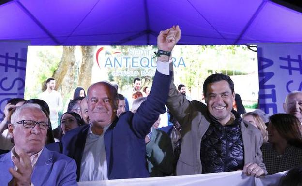 Manuel Barón y Juanma Moreno, ayer en Antequera. 