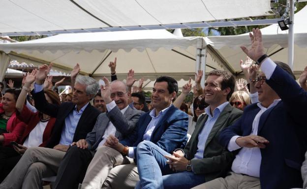 En primera fila, Suárez Illana, De la Torre, Moreno Bonilla, Casado y Zoido, mientras hablaba en el estrado Elías Bendodo. 