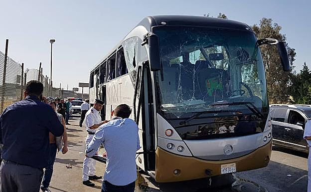 Estado en el que quedó el autobús de turistas tras el atentado perpetrado este domingo en las cercanías de las Pirámides de Guiza, en El Cairo.