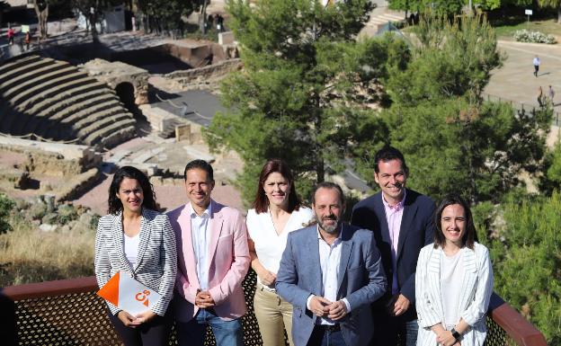 Cassá, con algunos miembros de su candidatura, durante la presentación del programa cultural