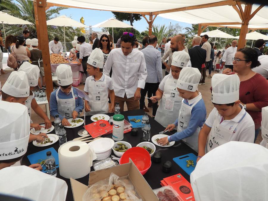 Casi 150 niños de varios colegios de Marbella y de la  Fundación Andrés Olivares  han podido disfrutar de unos divertidos talleres impartidos por 26 chefs de todo el país, que suman 47 estrellas Michelin. 