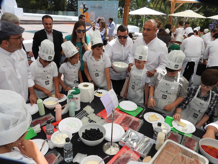 Casi 150 niños de varios colegios de Marbella y de la  Fundación Andrés Olivares  han podido disfrutar de unos divertidos talleres impartidos por 26 chefs de todo el país, que suman 47 estrellas Michelin. 