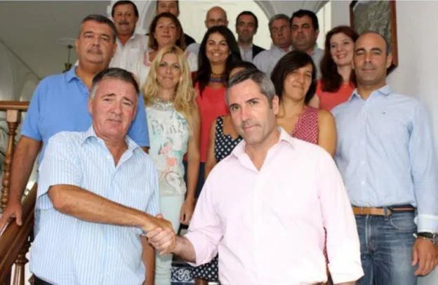 González Márquez (al fondo a la derecha), durante al firma del acuerdo de gobierno de PP y Cs hace 4 años.