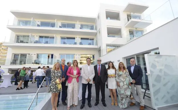 Promotores, junto al alcalde de Torremolinos, en la apertura del nuevo complejo. 