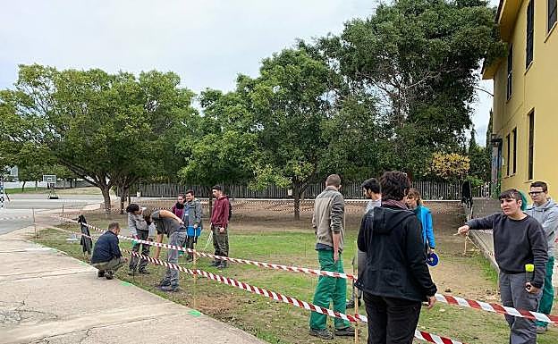Imagen principal - Trabajos de replanteo, reuniones con los estudiantes y plantación de la nueva vegetación. 