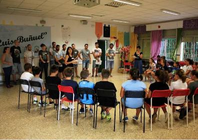 Imagen secundaria 1 - Trabajos de replanteo, reuniones con los estudiantes y plantación de la nueva vegetación. 