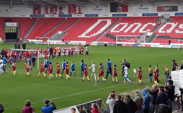 El equipo entrando al campo de Doncaster para disputar uno de los partidos. 