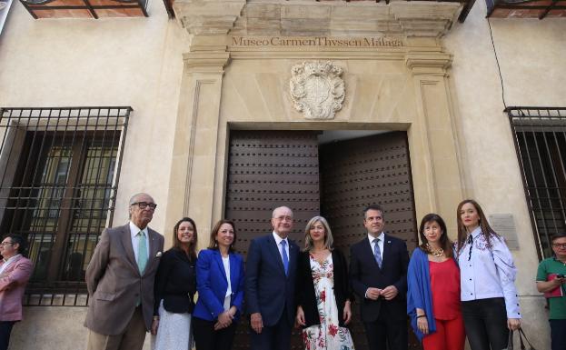 De la Torre y Del Pozo, esta mañana, junto a Navarro e integrantes de la lista en las puertas del Museo Carmen Thyssen.