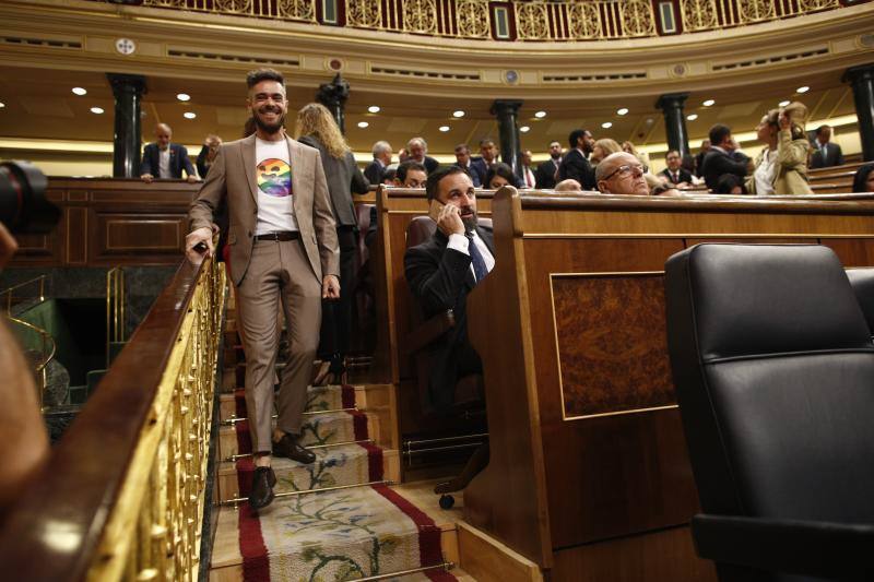 En la mañana de este martes ha echado andar la XIII legislatura de la democracia española con la constitución del Congreso. Os dejamos las imágenes más curiosas del hemiciclo. 