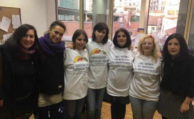 La detenida también aparece en la foto de Infancia Libre con miembros de Podemos en el Senado, la tercera por la izquierda.