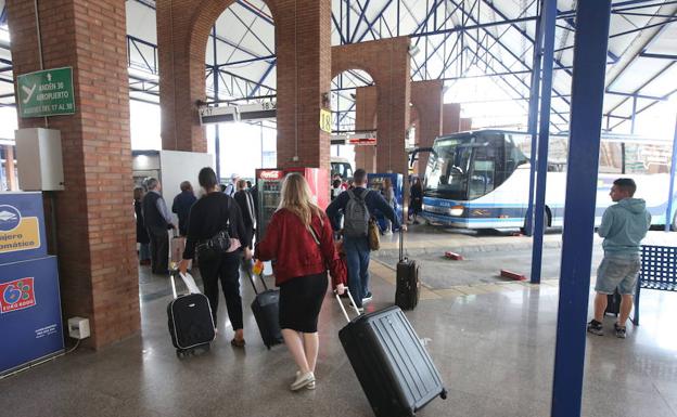 Viajeros en el interior de la estación de autobuses de Málaga, uno de los nodos de transporte más concurridos de Andalucía. 