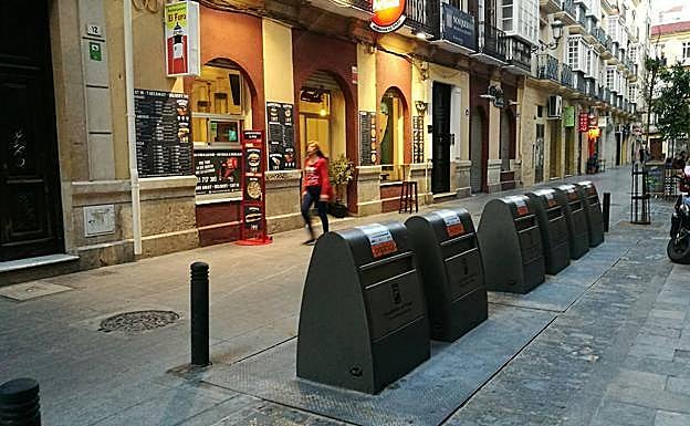 Los líquidos acumulados en los soterrados propician la plaga de mosquitos, según los comerciantes. 