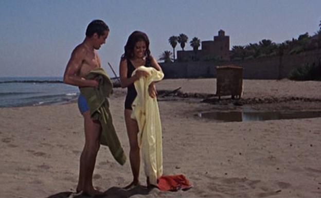 Imagen principal - Arriba y a la izquierda, escenas de la película con Alain Delon y Claudia Cardinale en la playa del Castillo de Bil-Bil y ante el Mercado de Salamanca de El Molinillo. A la derecha, el actor francés, en Rancho Domingo de Benalmádena. 