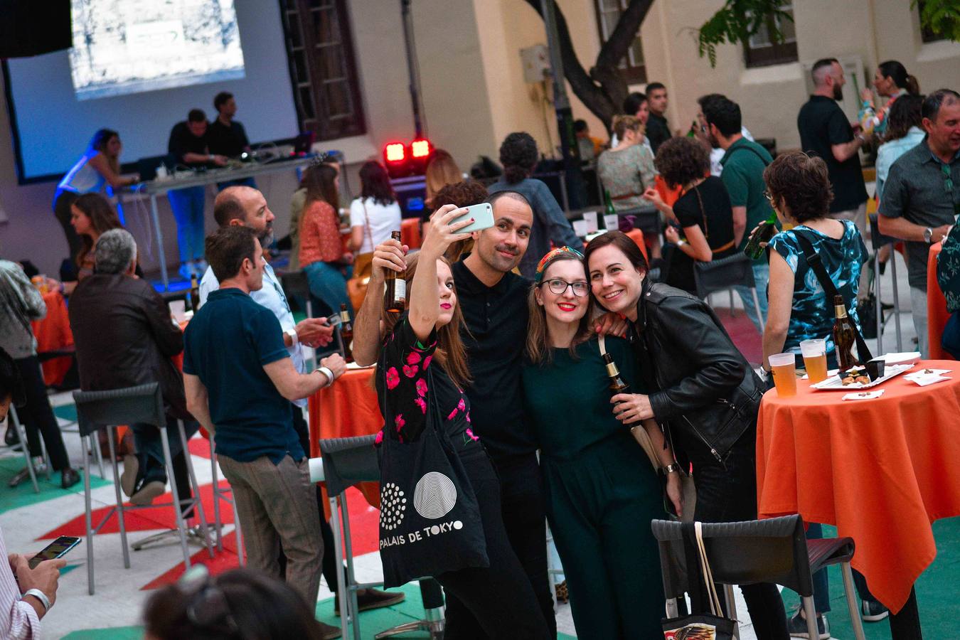 La Térmica vivió en la noche del jueves la inauguración de la exposición 'Banksy, The art of protest'', una muestra que constituye un hito en la historia de este espacio. Satisfacción y buen rollo entre obras de esta celebridad del grafiti que ha firmado obras a lo largo y ancho del mundo.