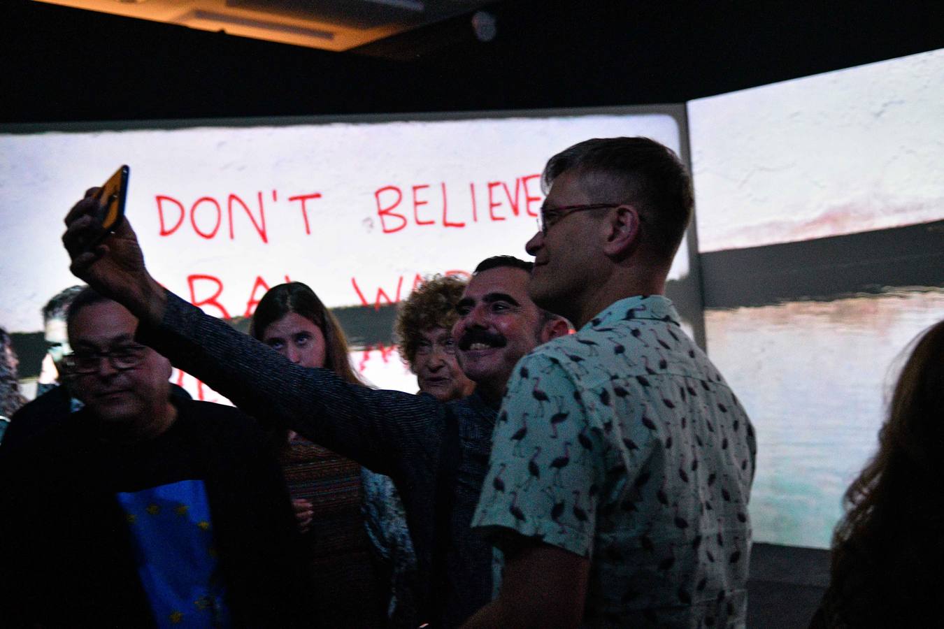 La Térmica vivió en la noche del jueves la inauguración de la exposición 'Banksy, The art of protest'', una muestra que constituye un hito en la historia de este espacio. Satisfacción y buen rollo entre obras de esta celebridad del grafiti que ha firmado obras a lo largo y ancho del mundo.