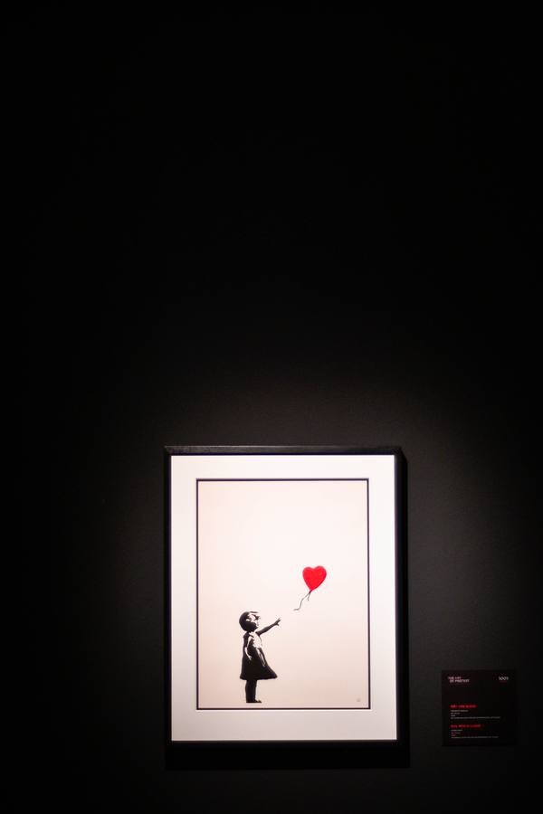 La Térmica vivió en la noche del jueves la inauguración de la exposición 'Banksy, The art of protest'', una muestra que constituye un hito en la historia de este espacio. Satisfacción y buen rollo entre obras de esta celebridad del grafiti que ha firmado obras a lo largo y ancho del mundo.