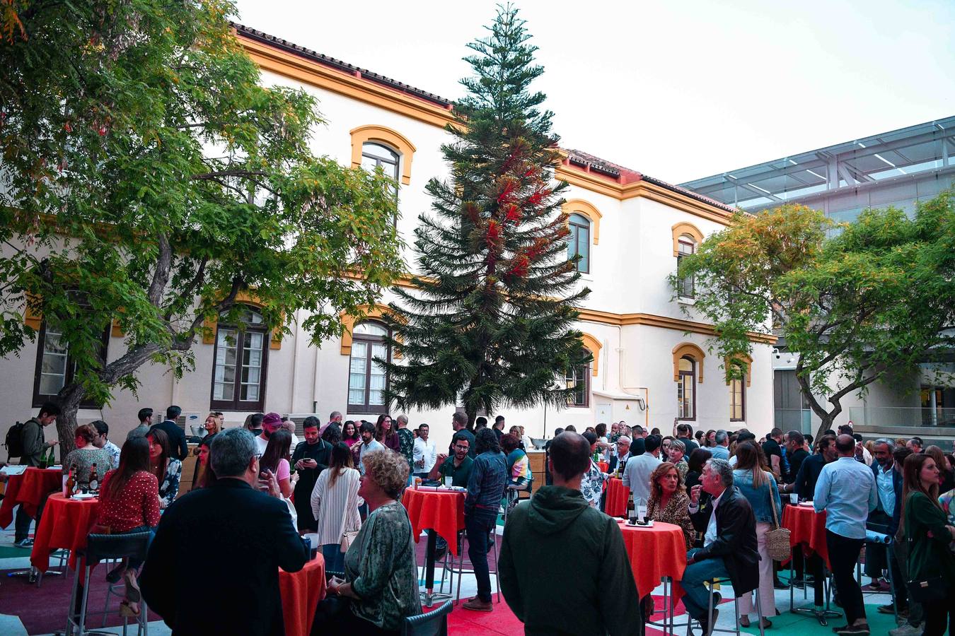 La Térmica vivió en la noche del jueves la inauguración de la exposición 'Banksy, The art of protest'', una muestra que constituye un hito en la historia de este espacio. Satisfacción y buen rollo entre obras de esta celebridad del grafiti que ha firmado obras a lo largo y ancho del mundo.