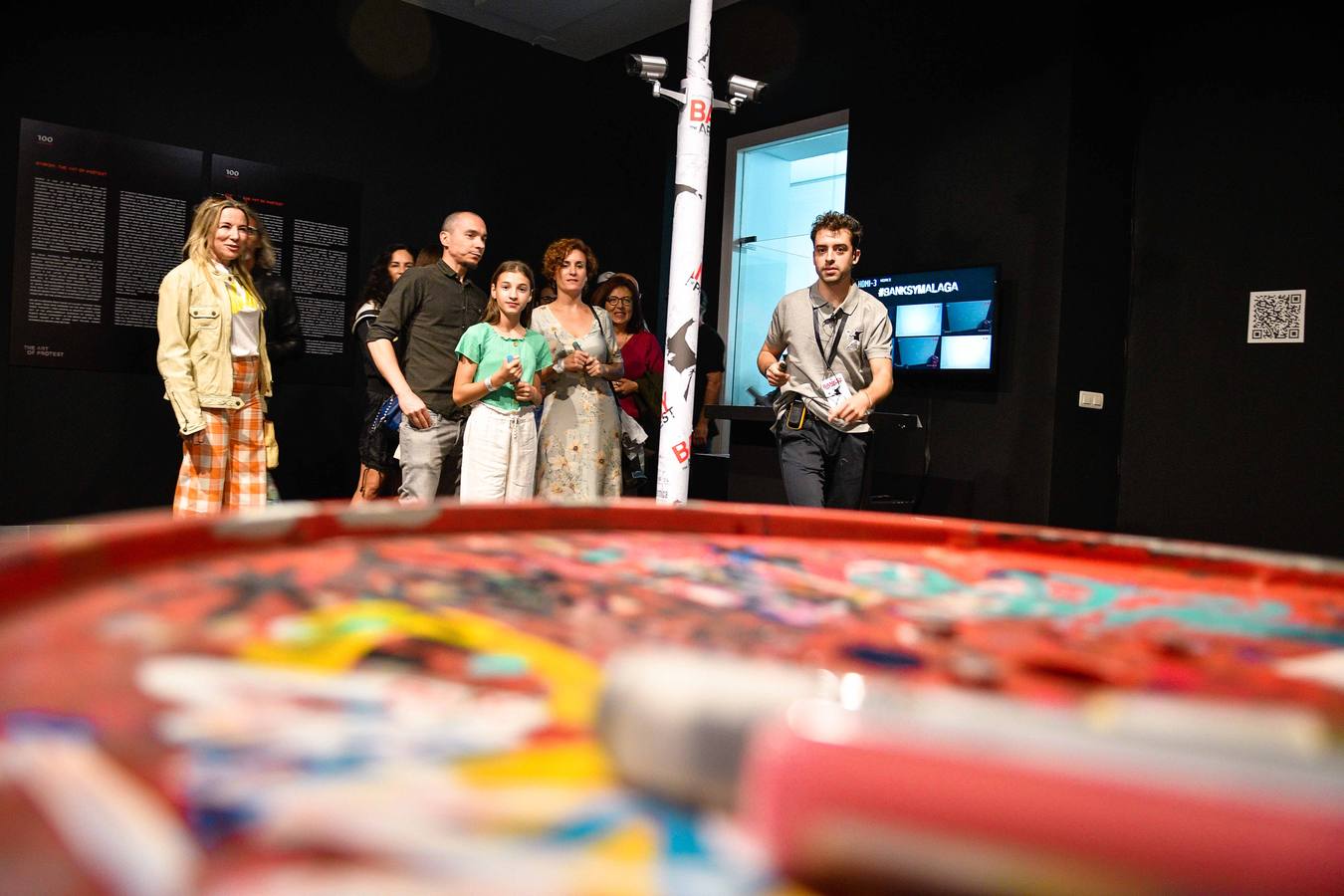 La Térmica vivió en la noche del jueves la inauguración de la exposición 'Banksy, The art of protest'', una muestra que constituye un hito en la historia de este espacio. Satisfacción y buen rollo entre obras de esta celebridad del grafiti que ha firmado obras a lo largo y ancho del mundo.