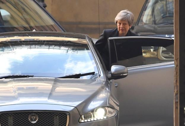 La primera ministra británica, Theresa May, abandona ayer el Parlamento tras una sesión convulsa. :: reuters