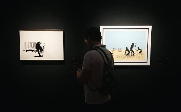 La exposición de La Térmica reúne más de 40 obras de Banksy. 