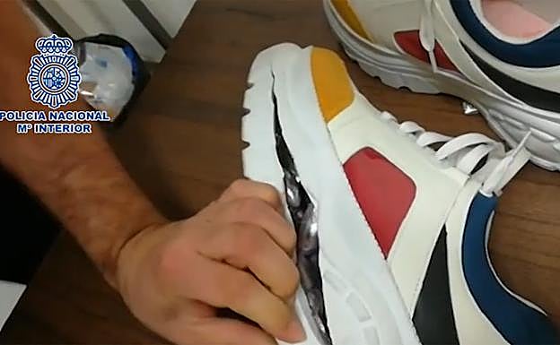 Droga camuflada en las suelas de las deportivas. 