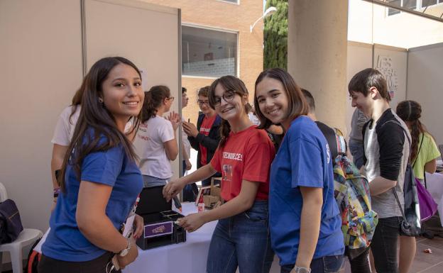 Imagen principal - Martina, con su dispensador de huesitos y Jennifer y Ángela, voluntarias.El Miguel Hernández de Almogía ha presentado el videojuego que han realizado los alumnos. A la derecha, Lucía, y el parque de atracciones del IES Huelin. 