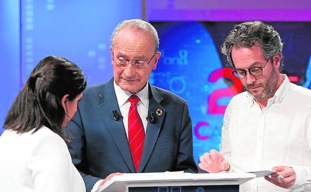 El alcalde supervisa su intervención con dos de sus colaboradores. 